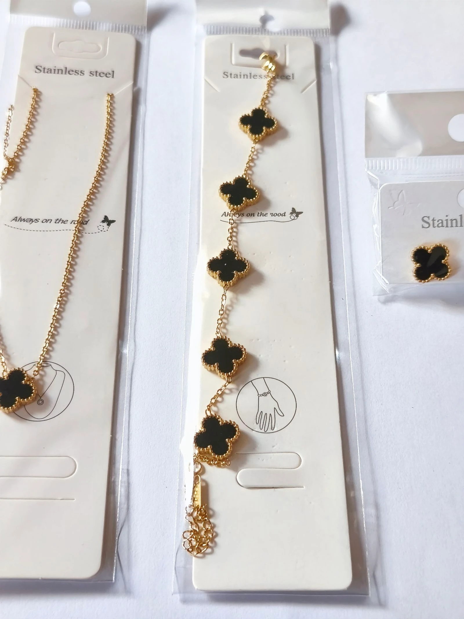 Set de choker, armband en klavertjesoorhangers – photo 6